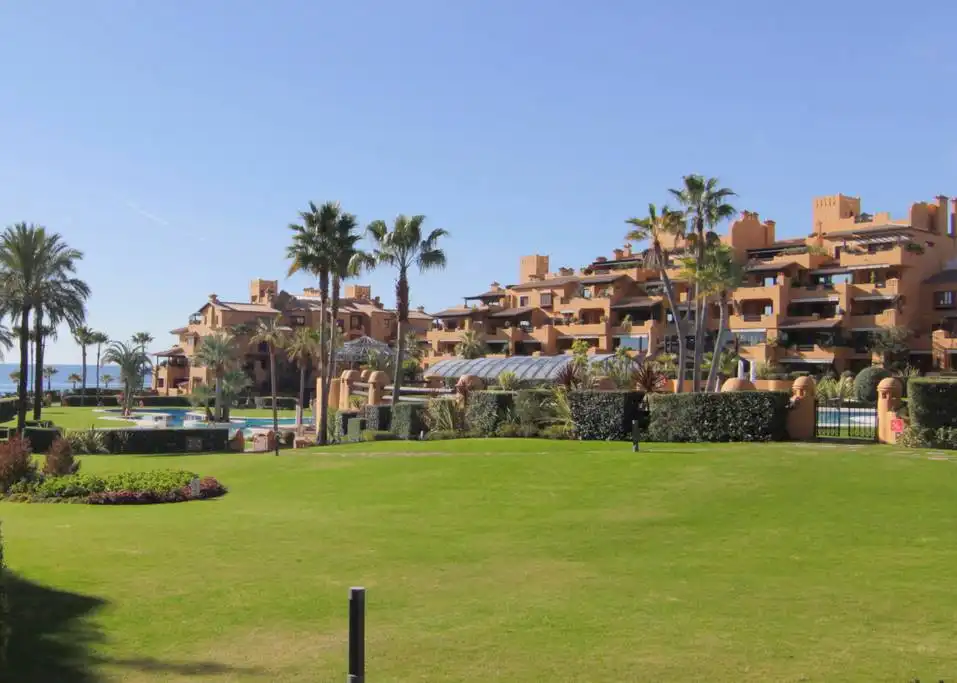 Vista exterior de Planta baixa de lloguer en Estepona amb Aire condicionat, Terrassa i Piscina
