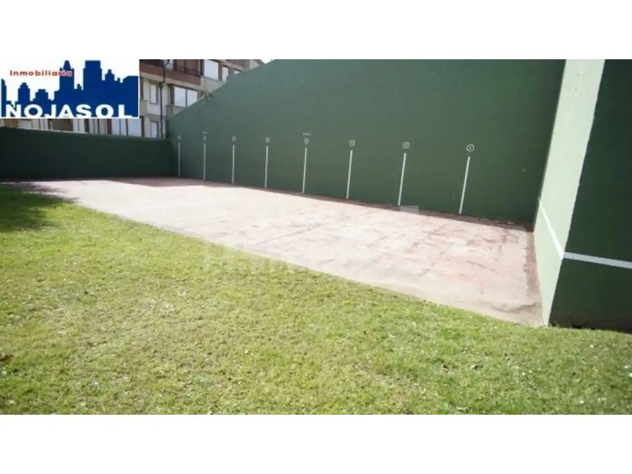 Parkplatz von Dachboden zur Miete in Noja mit Heizung, Terrasse und Möbliert