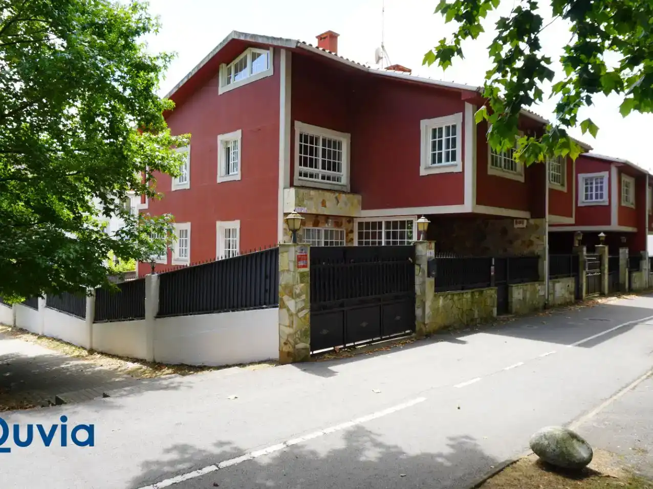Vista exterior de Pis per a compartir en Oleiros amb Jardí privat, Parquet i Traster