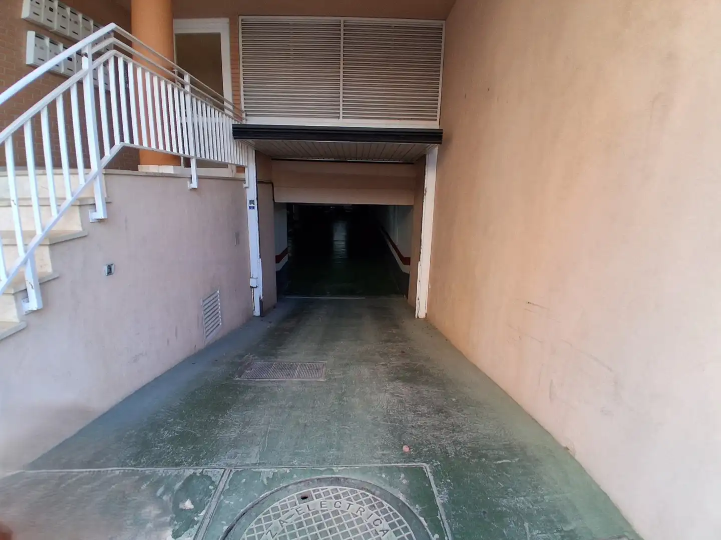 Parking of Flat for sale in Fuentes de Ebro  with Air Conditioner, Heating and Parquet flooring