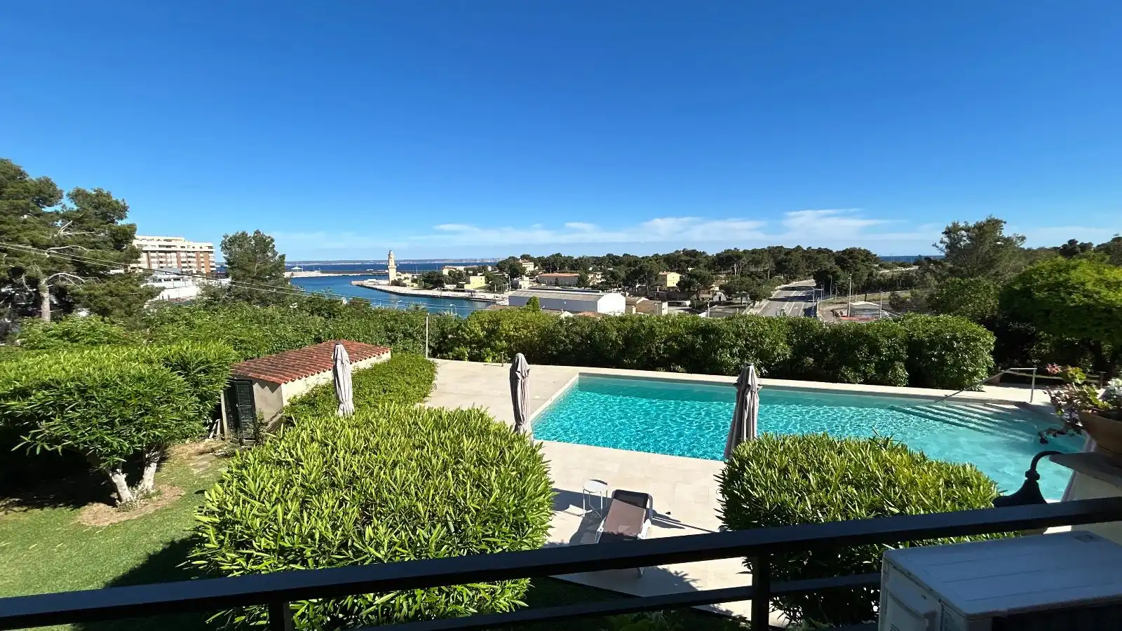Schwimmbecken von Einfamilien-Reihenhaus zum Verkauf in  Palma de Mallorca mit Klimaanlage, Heizung und Terrasse