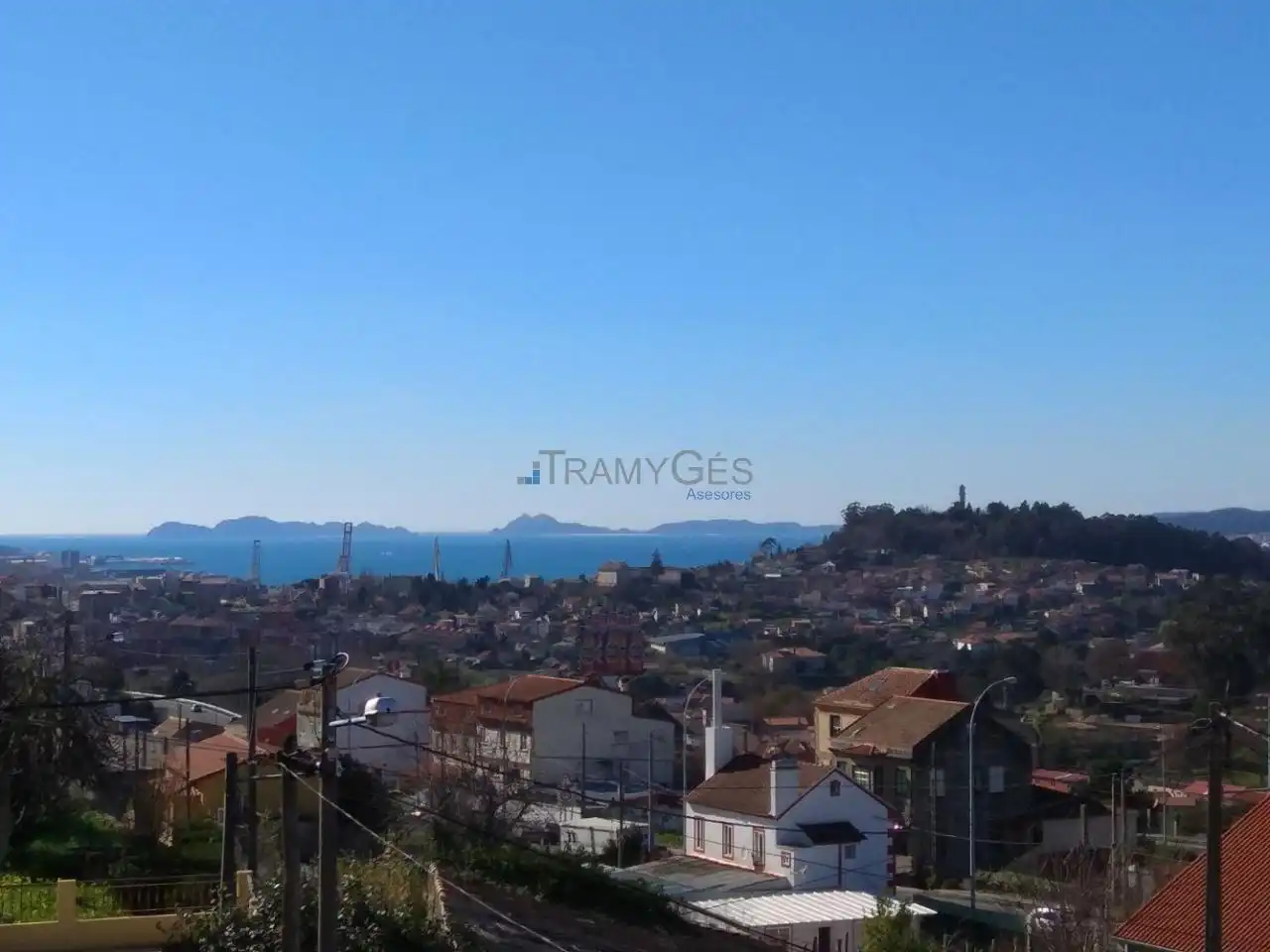 Casa adosada en venta en Vigo  con Calefacción, Jardín privado y Parquet