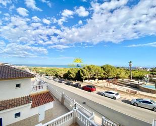 Vista exterior de Apartament de lloguer en Torrevieja amb Aire condicionat, Terrassa i Piscina