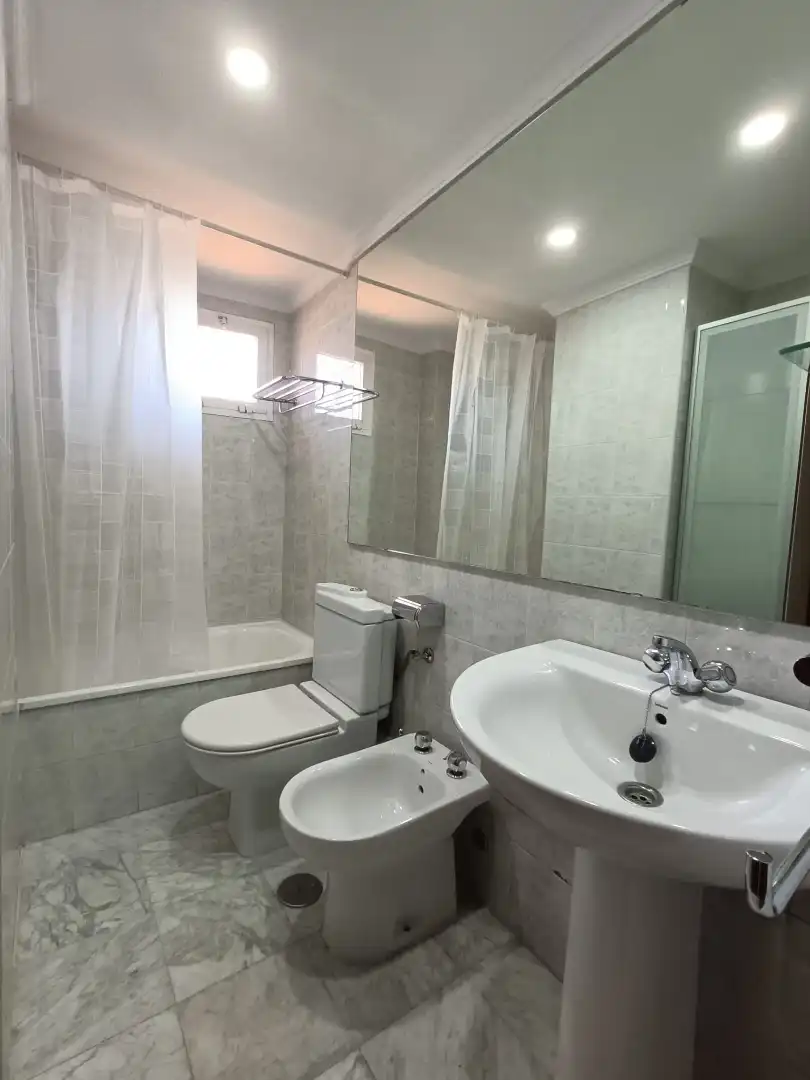 Badezimmer von Dachboden zur Miete in Sevilla mit Klimaanlage, Heizung und Terrasse