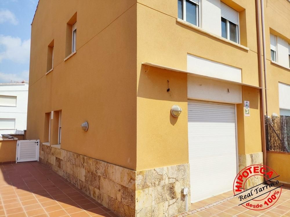 Vista exterior de Casa adosada en venda en Cunit amb Calefacció, Jardí privat i Terrassa