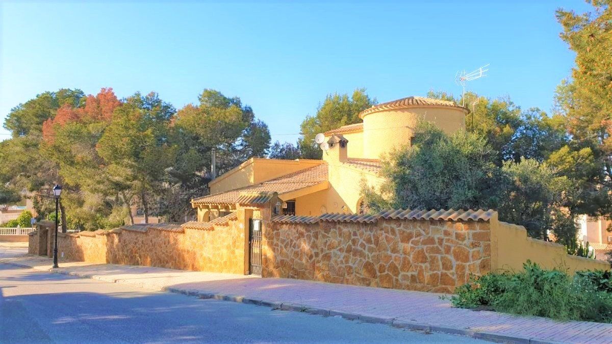 House or chalet for sale in Calle pirineos, Villamartín - Las Filipinas