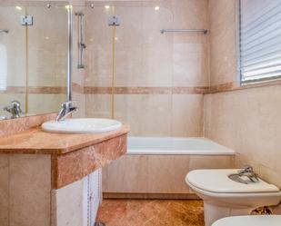 Bany de Apartament de lloguer en  Madrid Capital amb Calefacció