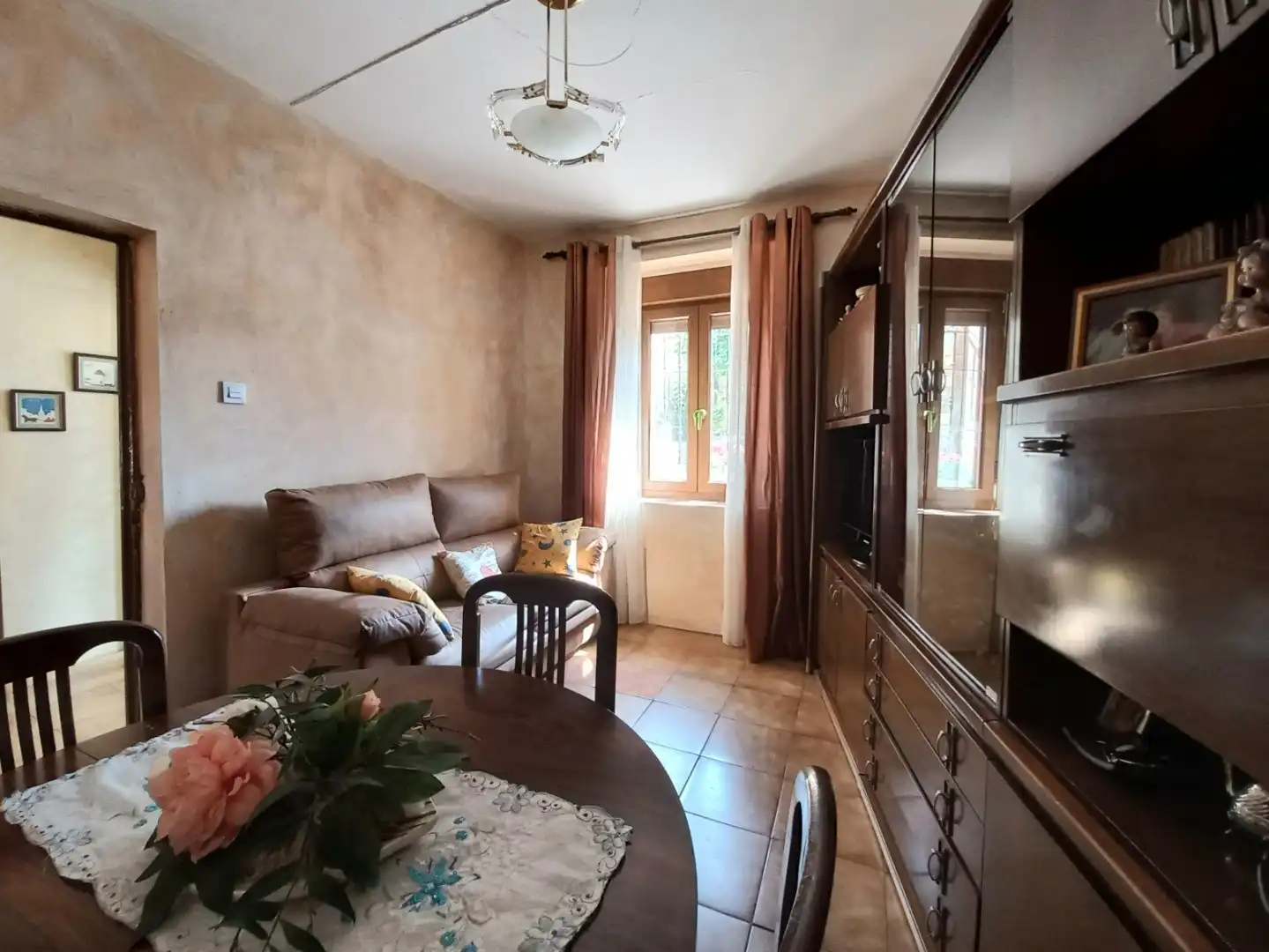 Wohnzimmer von Einfamilien-Reihenhaus zum Verkauf in Presencio mit Privatgarten