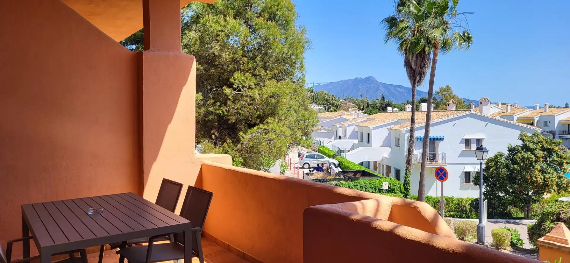 Vista exterior de Apartament en venda en Benahavís amb Aire condicionat, Calefacció i Jardí privat