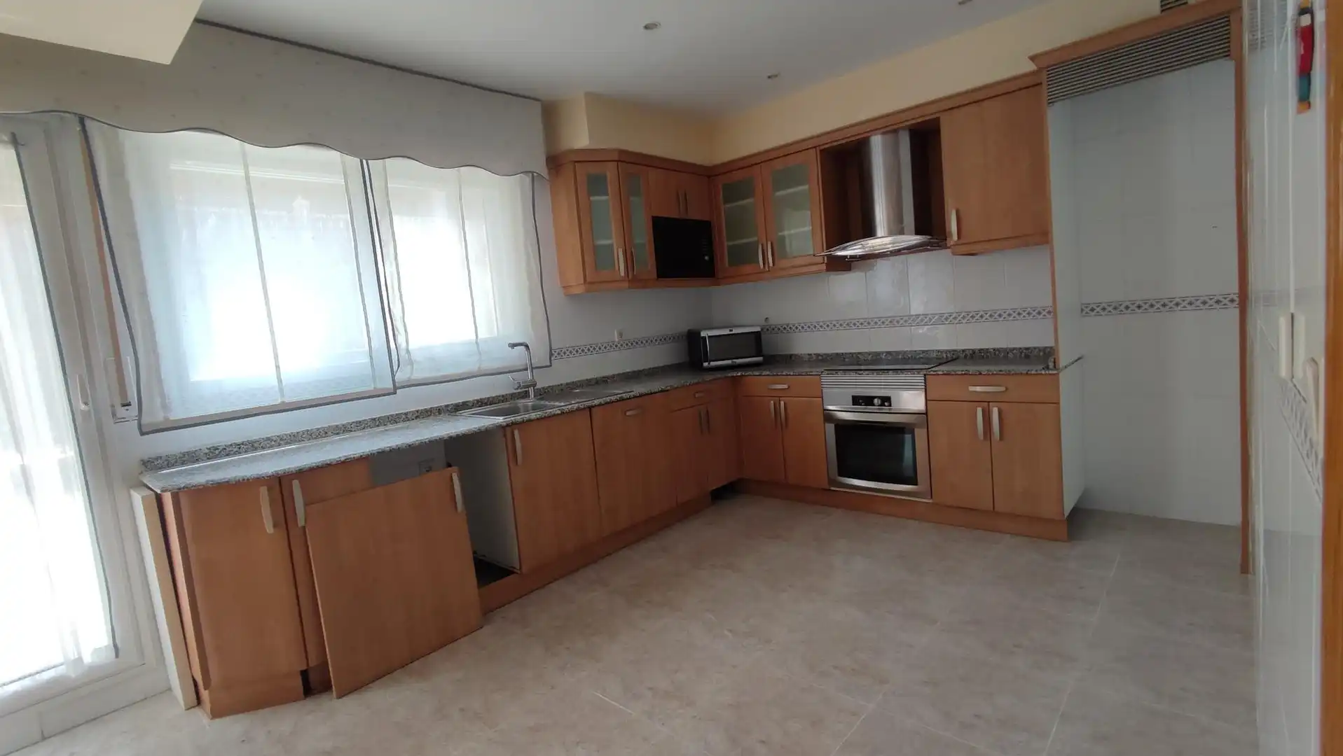 Cocina de Casa adosada de alquiler en Zaragoza con Aire acondicionado, Calefacción y Jardín privado