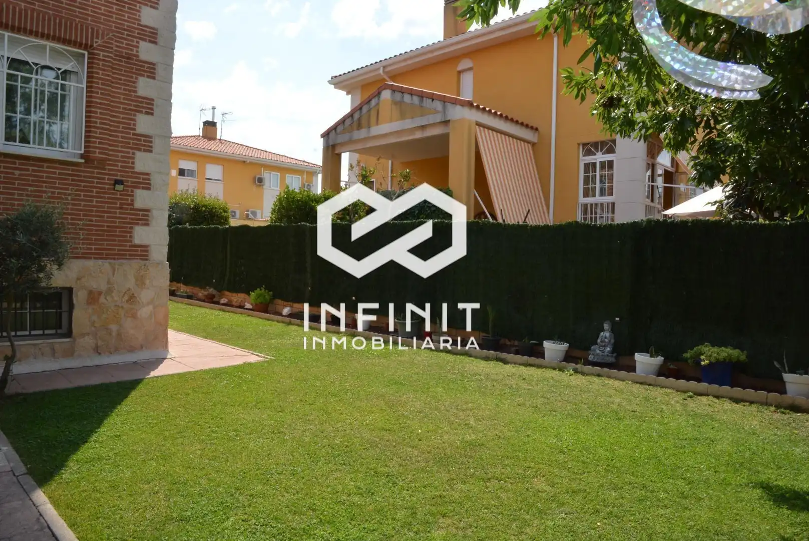 Vista exterior de Casa adosada en venda en Torrejón del Rey amb Calefacció, Jardí privat i Terrassa