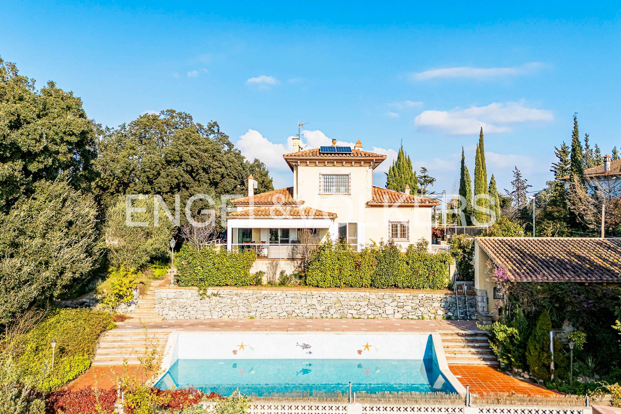 Vista exterior de Casa o xalet en venda en Cerdanyola del Vallès amb Aire condicionat, Calefacció i Jardí privat