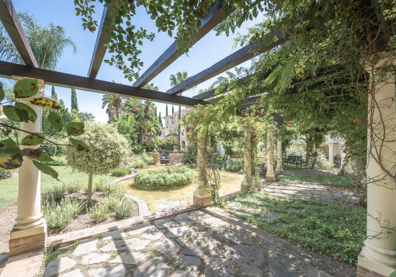 Jardín de Ático en venta en Marbella con Aire acondicionado, Terraza y Amueblado