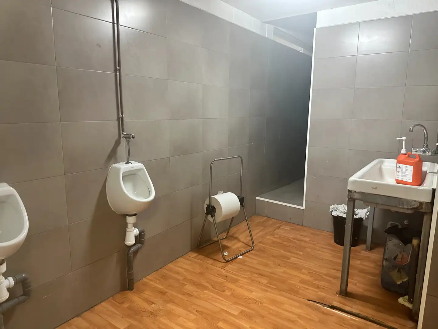 Badezimmer von Fabrikhallen zur Miete in Molins de Rei