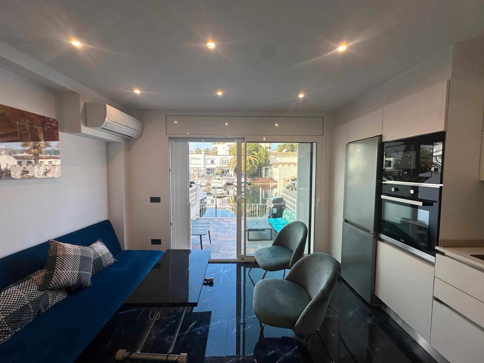 Wohnzimmer von Einfamilien-Reihenhaus miete in Roses mit Klimaanlage und Terrasse