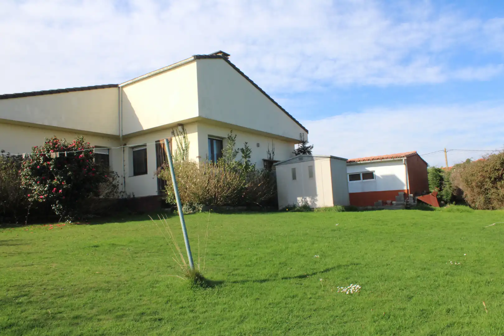 Vista exterior de Casa o xalet en venda en Villaviciosa amb Calefacció, Jardí privat i Terrassa