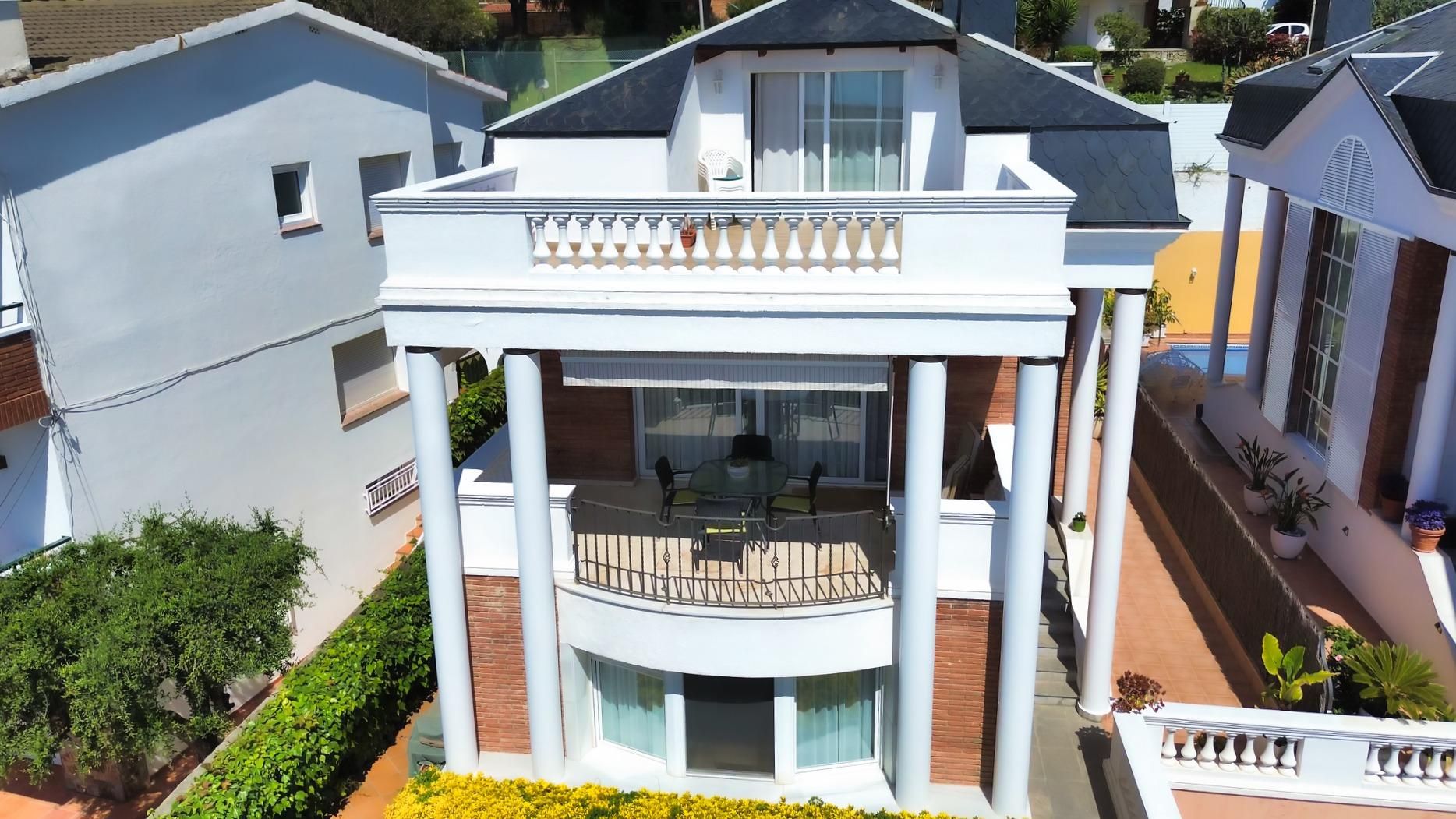 Exterior view of House or chalet for sale in El Masnou  with Air Conditioner, Heating and Private garden