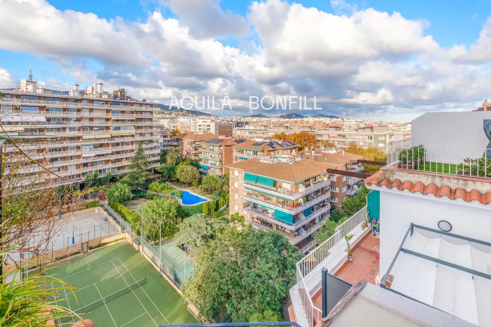 Vista exterior de Ático en venta en Barcelona con Aire acondicionado, Calefacción y Parquet