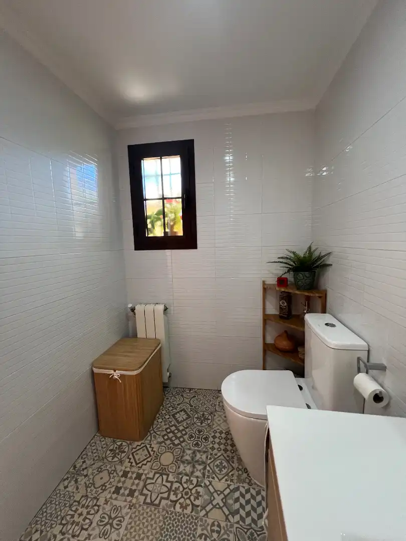 Bany de Casa adosada en venda en Espartinas amb Aire condicionat, Calefacció i Jardí privat