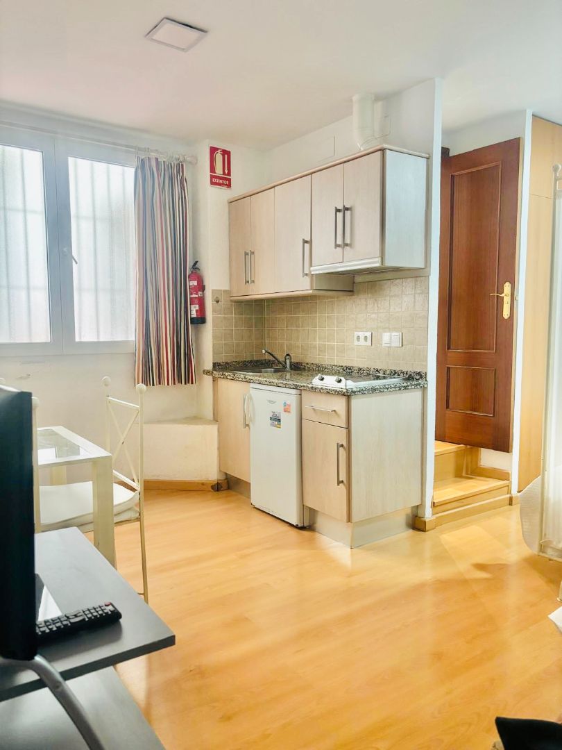 Kitchen of Study to rent in  Granada Capital  with Air Conditioner, Heating and Parquet flooring