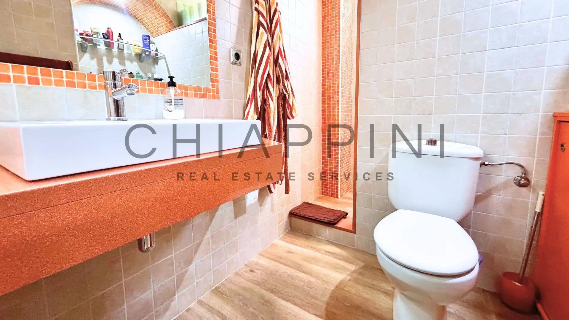 Badezimmer von Einfamilien-Reihenhaus zum Verkauf in Manlleu mit Heizung und Abstellraum