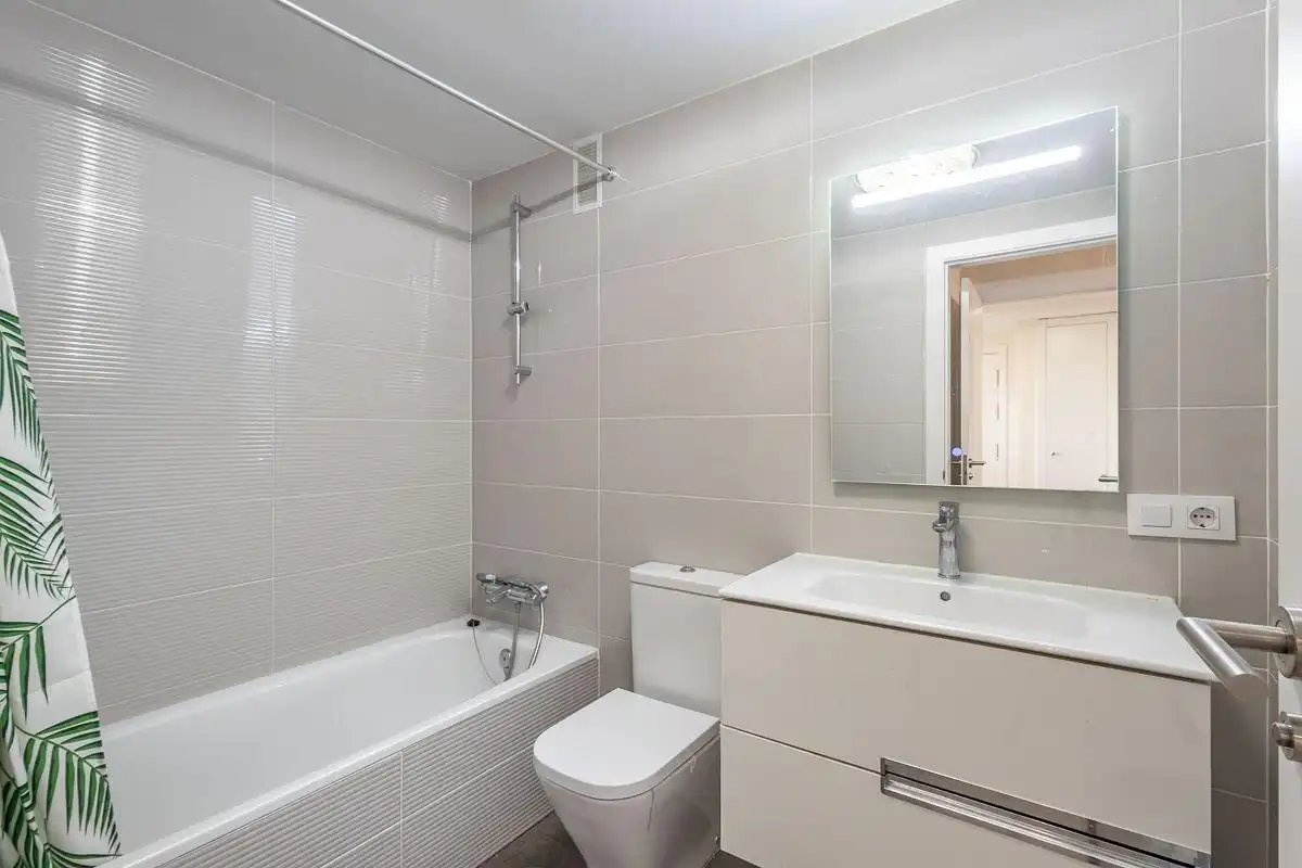 Bathroom of Flat for sale in Granada  with Heating, Terrace and Storage room