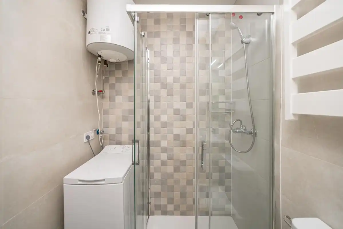 Badezimmer von Erdgeschoss zum Verkauf in Madrid mit Klimaanlage, Heizung und Möbliert