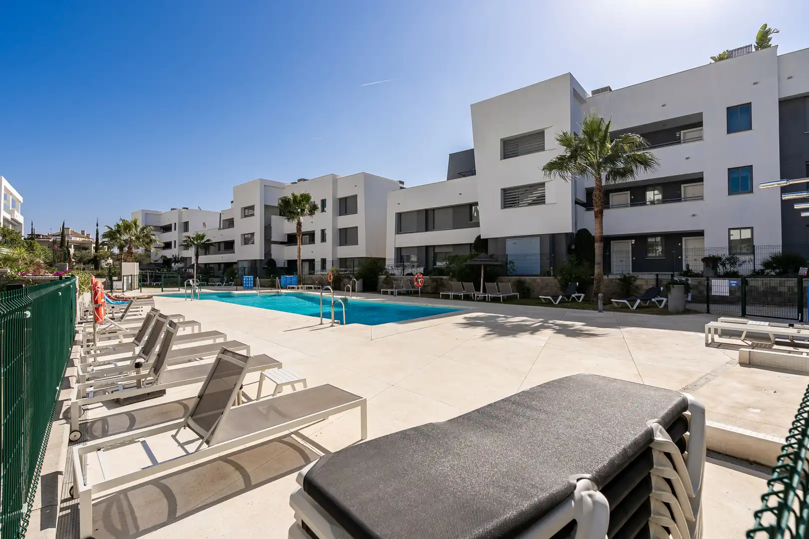Schwimmbecken von Erdgeschoss zum Verkauf in Estepona mit Klimaanlage, Terrasse und Schwimmbad