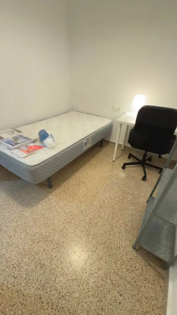 Habitación de Piso de alquiler en Granada con Aire acondicionado, Amueblado y Lavadora