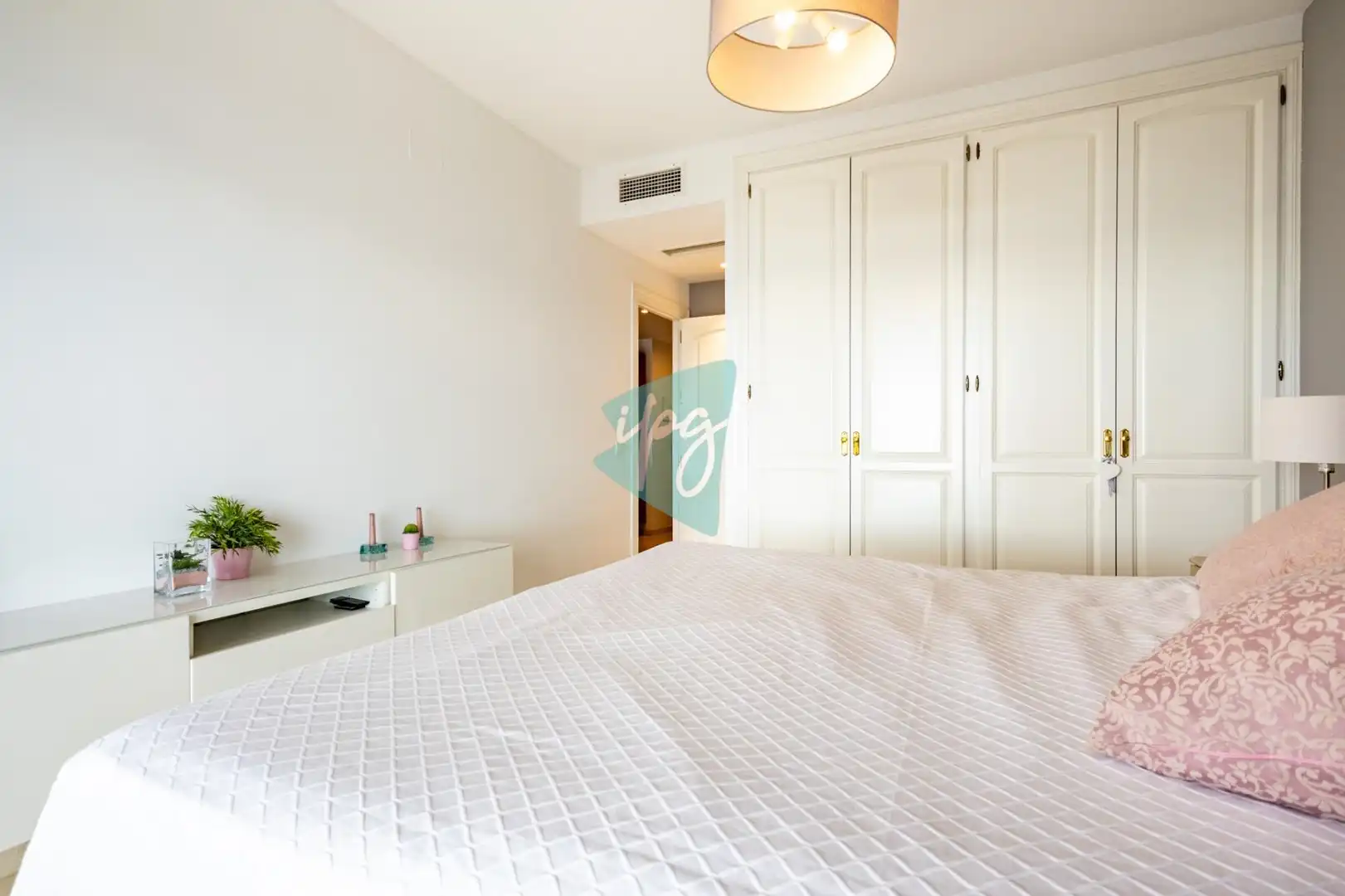 Habitación de Apartamento de alquiler en Estepona con Aire acondicionado, Calefacción y Amueblado
