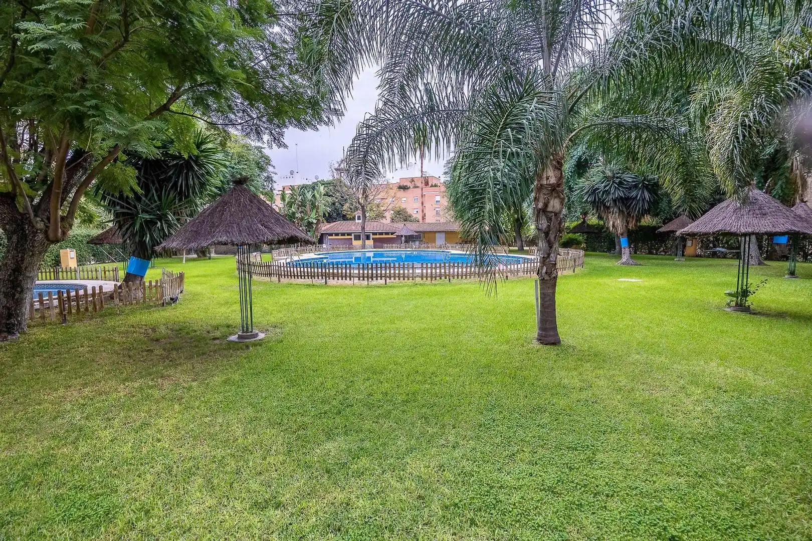 Schwimmbecken von Wohnung zum Verkauf in Sevilla mit Klimaanlage, Privatgarten und Terrasse