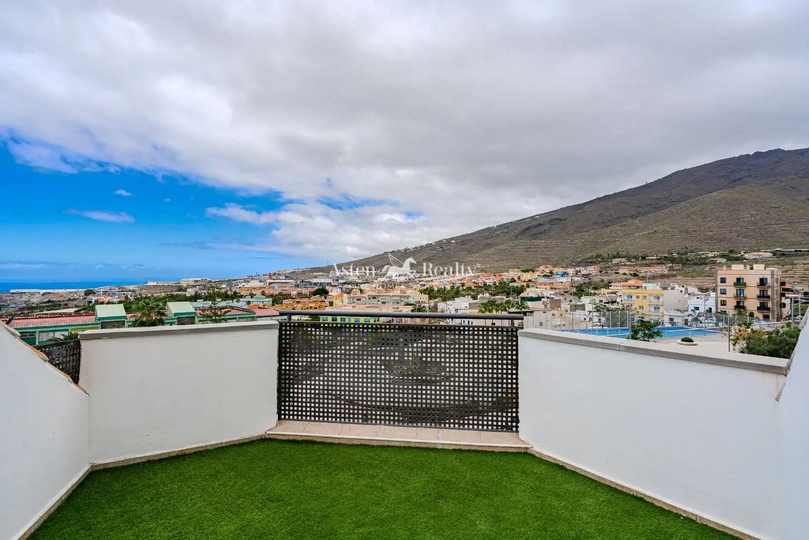 Vista exterior de Àtic en venda en Adeje amb Aire condicionat, Jardí privat i Terrassa