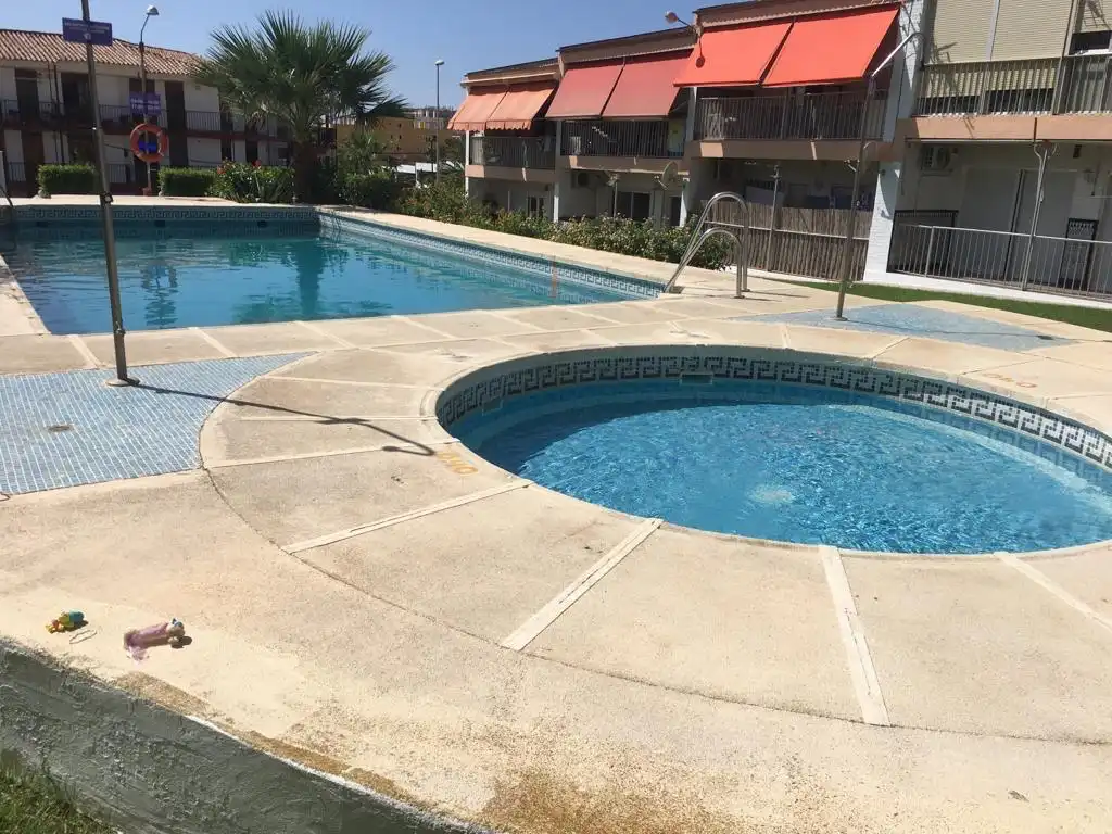 Piscina de Apartamento de alquiler en Roquetas de Mar con Amueblado, Balcón y Piscina comunitaria