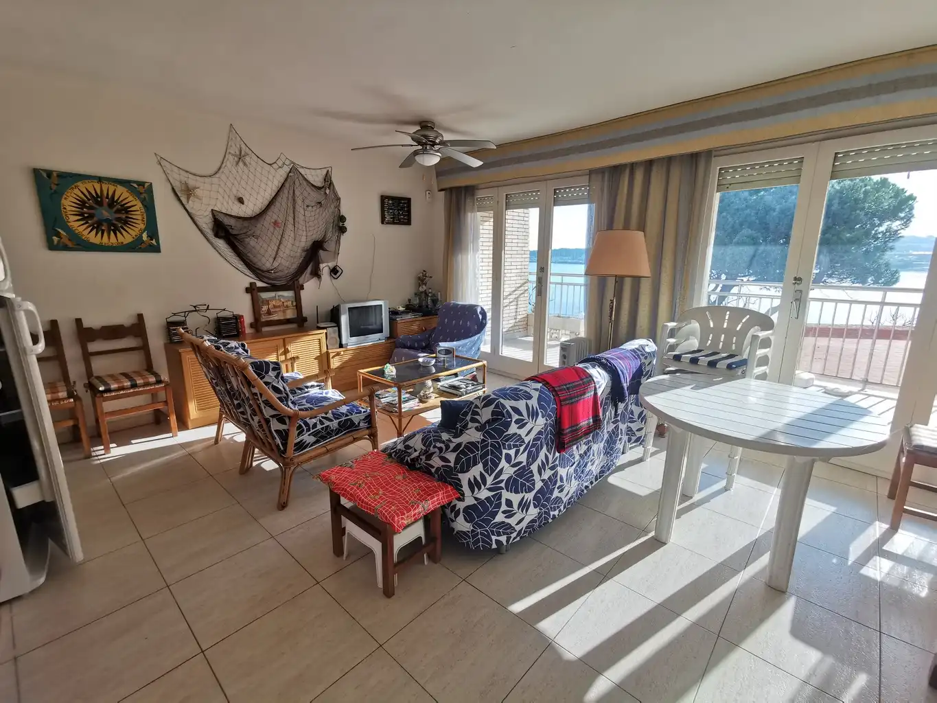 Sala de estar de Piso en venta en L'Escala con Terraza, Trastero y Amueblado