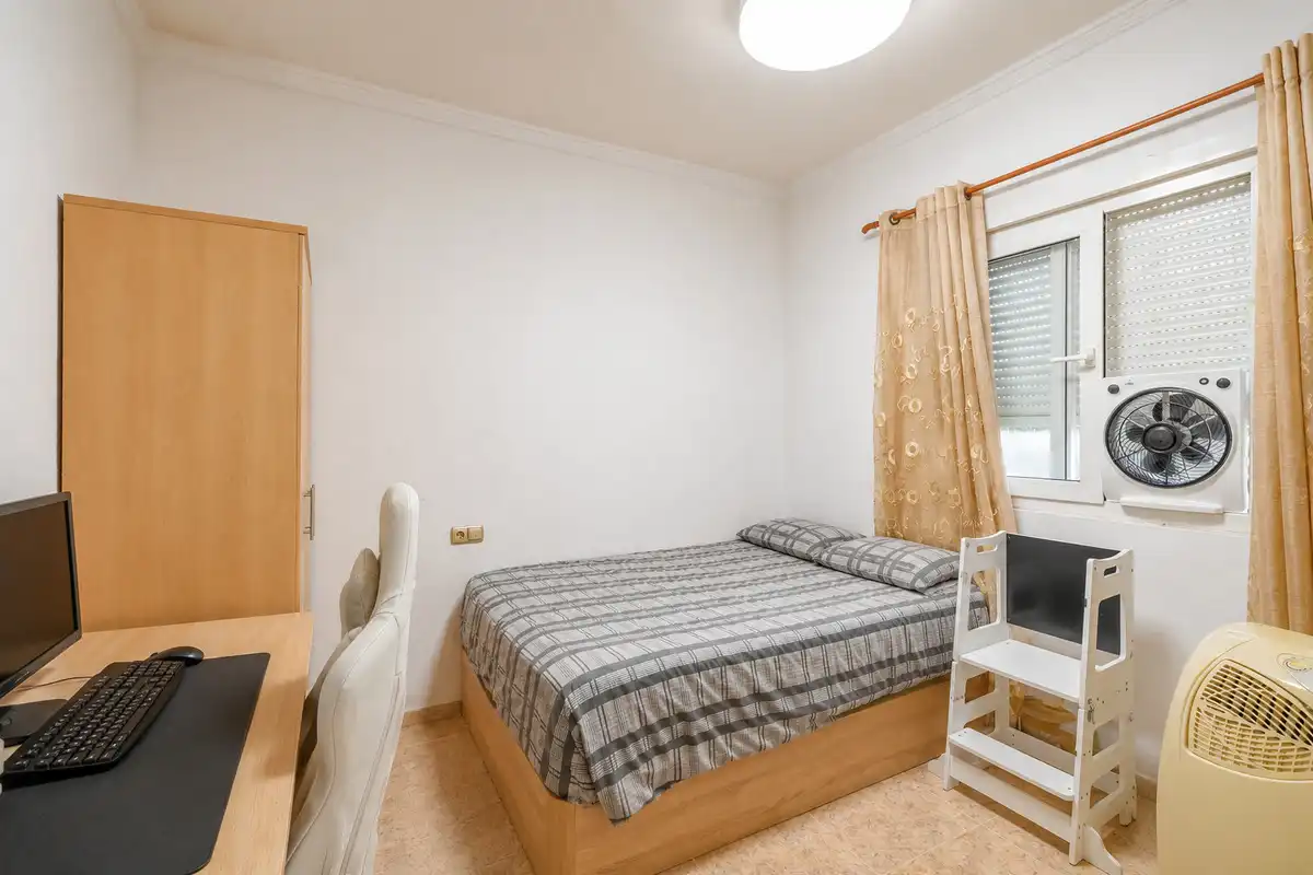 Habitación de Casa adosada en venta en Torrevieja con Aire acondicionado, Calefacción y Jardín privado