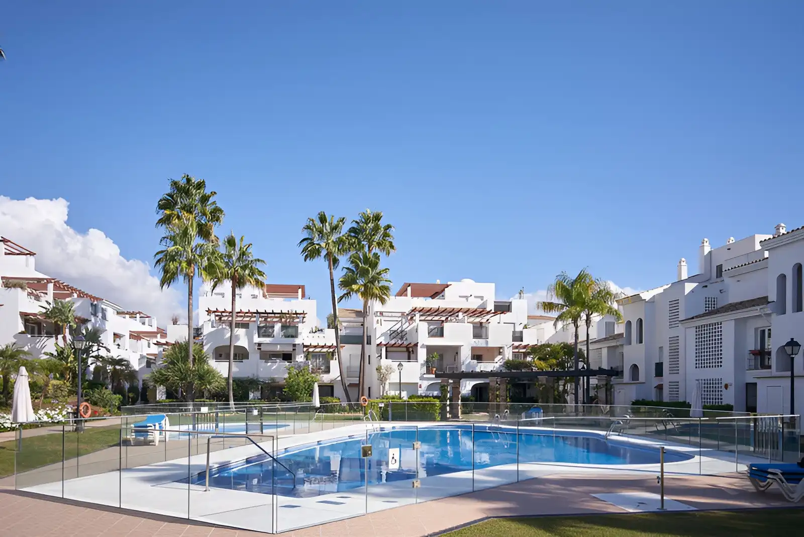 Vista exterior de Planta baixa en venda en Marbella amb Aire condicionat, Terrassa i Traster