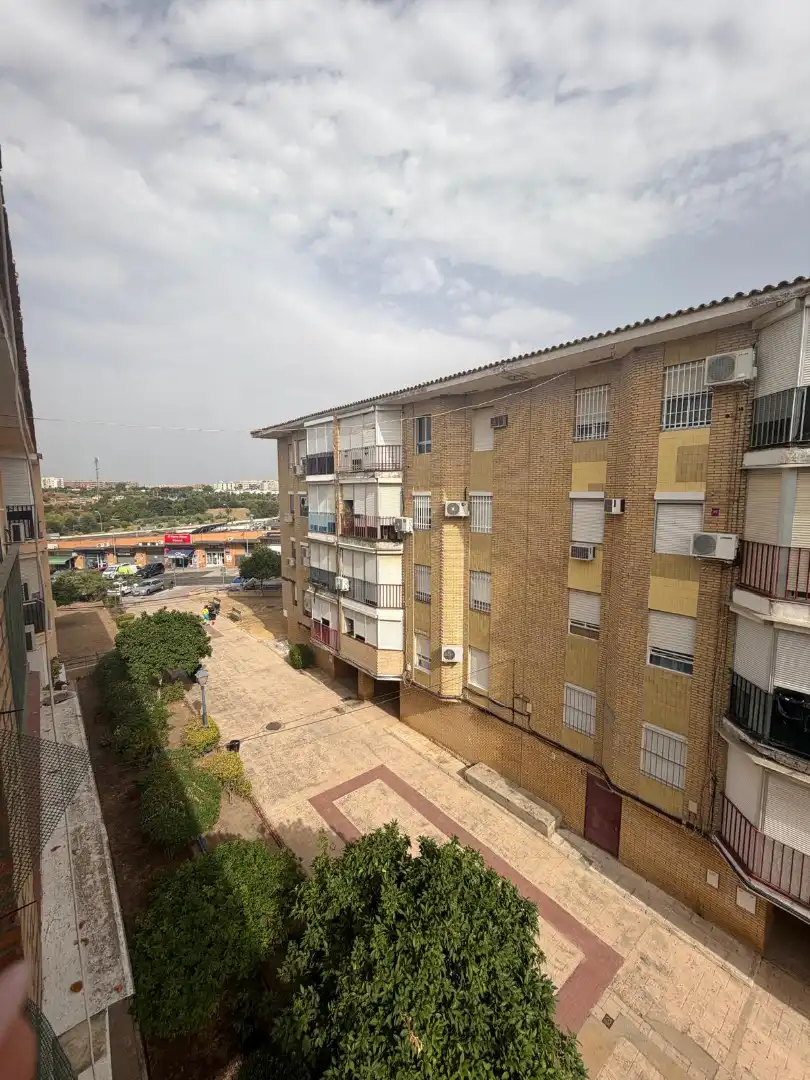 Vista exterior de Pis en venda en Mairena del Aljarafe amb Aire condicionat, Moblat i Balcó