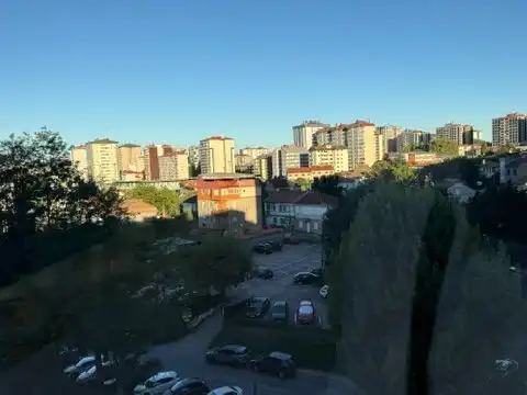 Vista exterior de Estudi de lloguer en Vigo  amb Parquet, Moblat i Rentadora