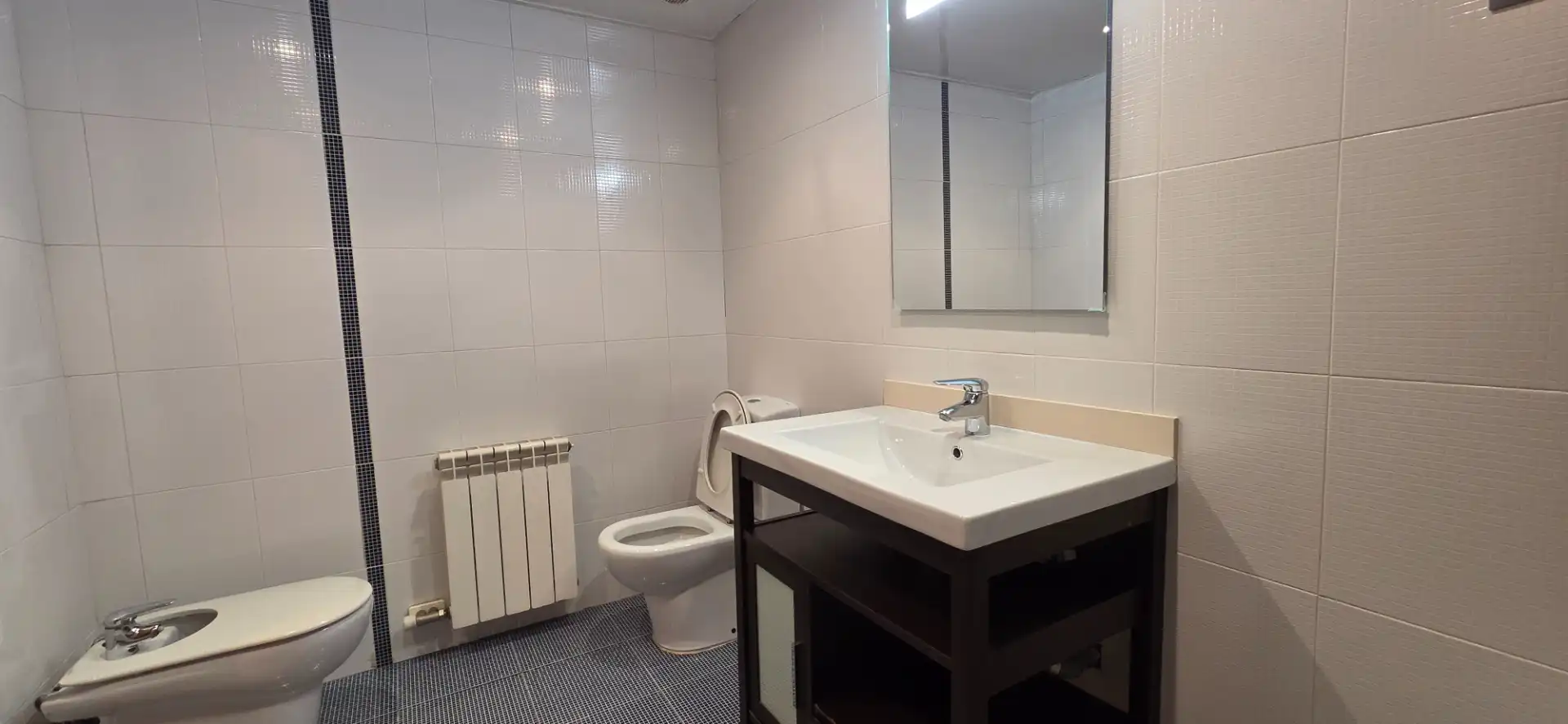 Badezimmer von Maisonette zum Verkauf in Barcelona mit Klimaanlage, Heizung und Parkett