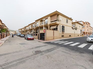Casa bifamiliare con balcone in vendita a Calle Calle Río Genil