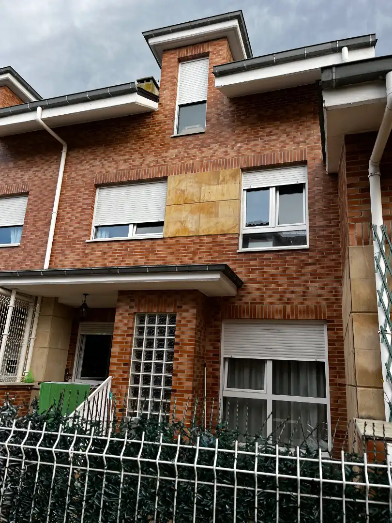 Vista exterior de Casa adosada en venta en Torrelavega  con Calefacción, Terraza y Trastero