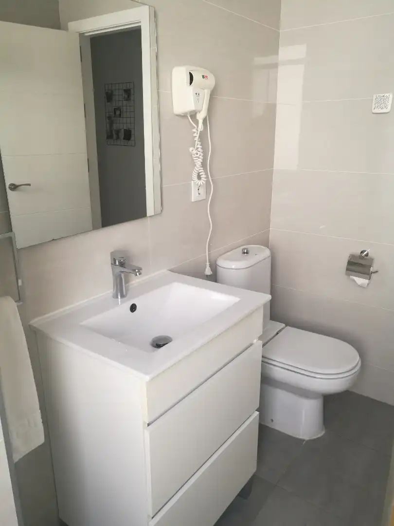 Bany de Apartament de lloguer en Sevilla amb Aire condicionat, Moblat i Rentadora