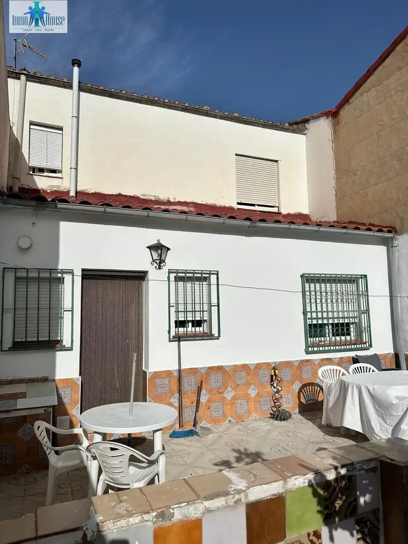 Vista exterior de Casa adosada en venda en Albacete amb Calefacció, Jardí privat i Terrassa