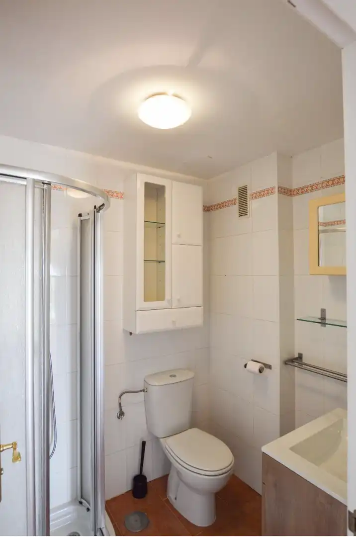 Badezimmer von Wohnung zur Miete in La Algaba mit Klimaanlage, Terrasse und Schwimmbad