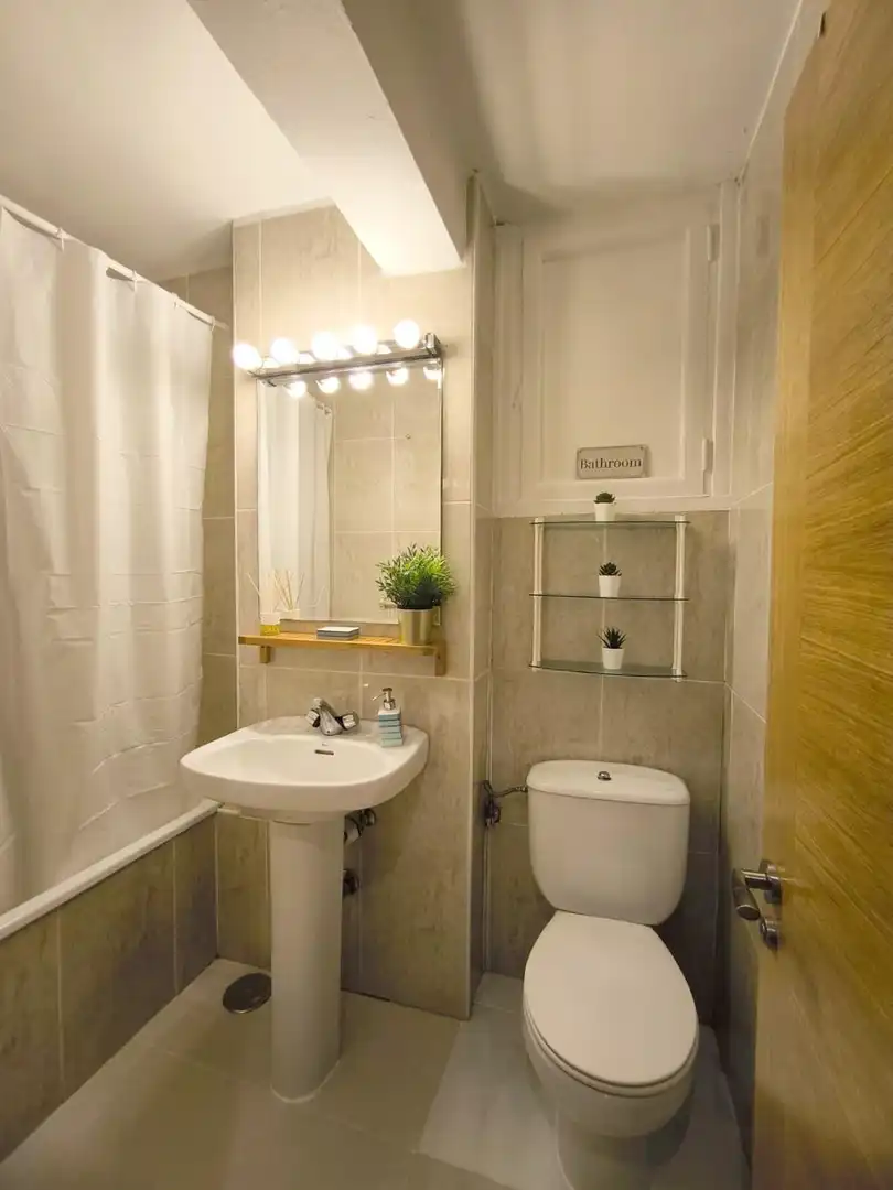 Bathroom of Flat for rent in Oviedo   with Heating and Furnished