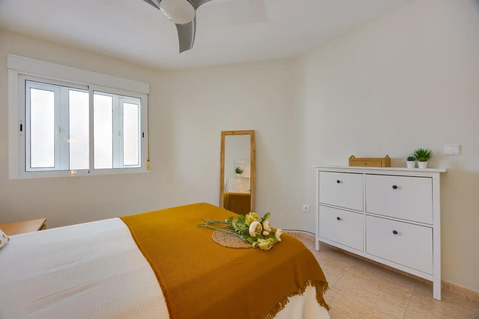 Dormitori de Apartament en venda en Torrevieja amb Aire condicionat, Terrassa i Moblat