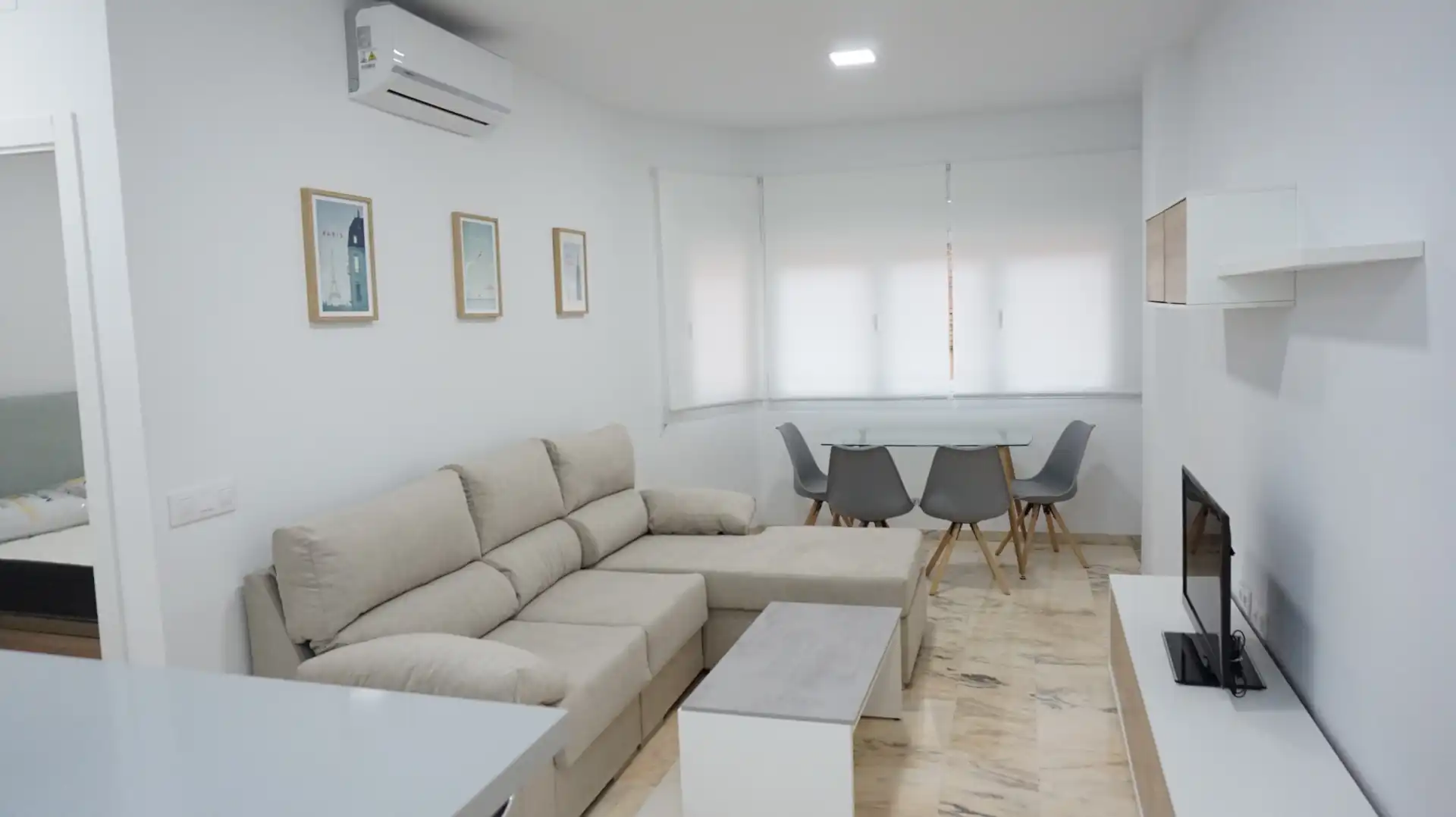 Sala d'estar de Apartament de lloguer en  Sevilla Capital amb Aire condicionat, Moblat i Rentadora