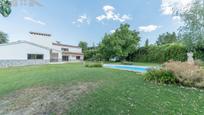 Jardí de Casa o xalet en venda en Tres Cantos amb Aire condicionat, Terrassa i Piscina