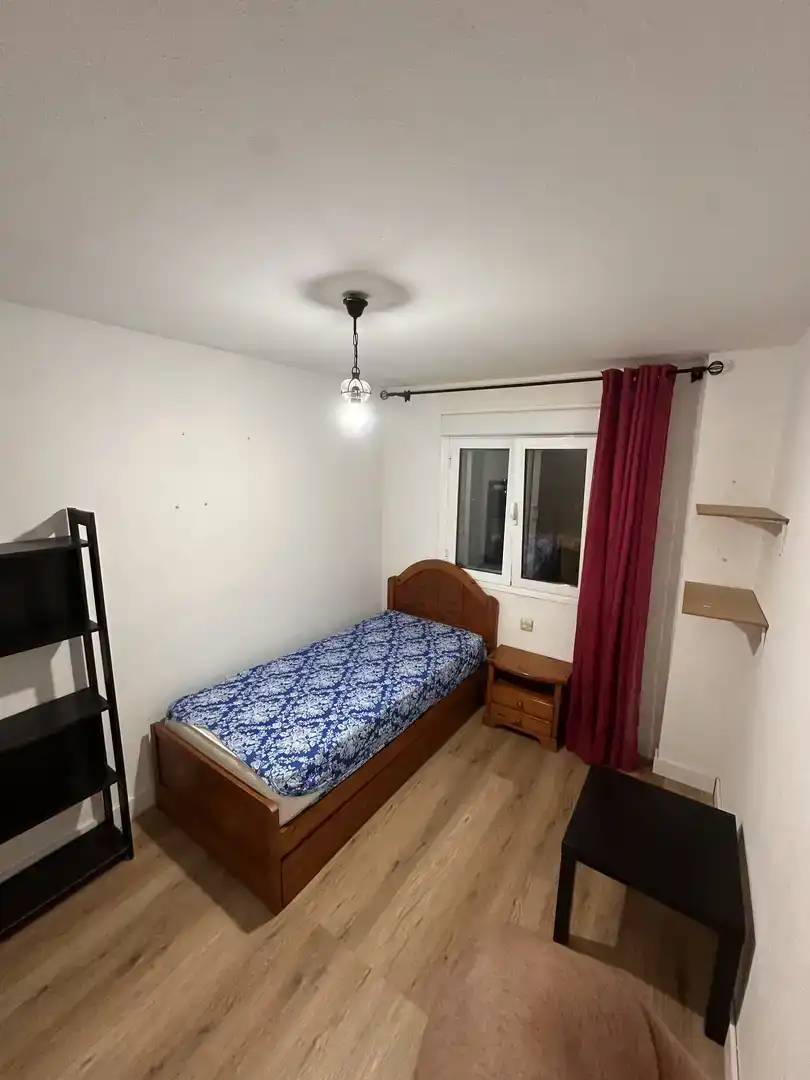 Habitación de Piso para compartir en La Línea de la Concepción con Aire acondicionado, Parquet y Piscina