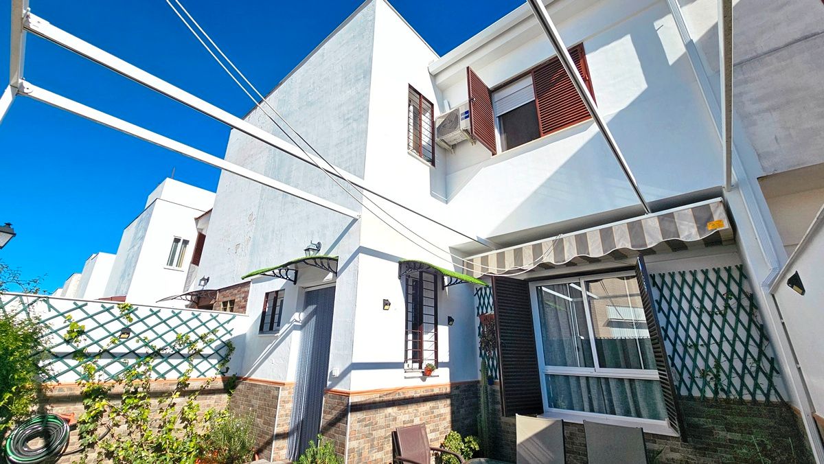 Außenansicht von Einfamilien-Reihenhaus zum Verkauf in Cortegana mit Terrasse und Abstellraum